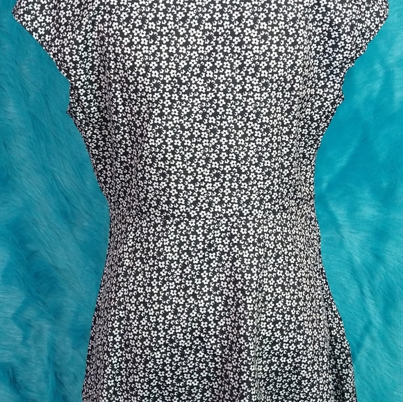 Black flow dress with small white floral detail - Picture 3 of 3